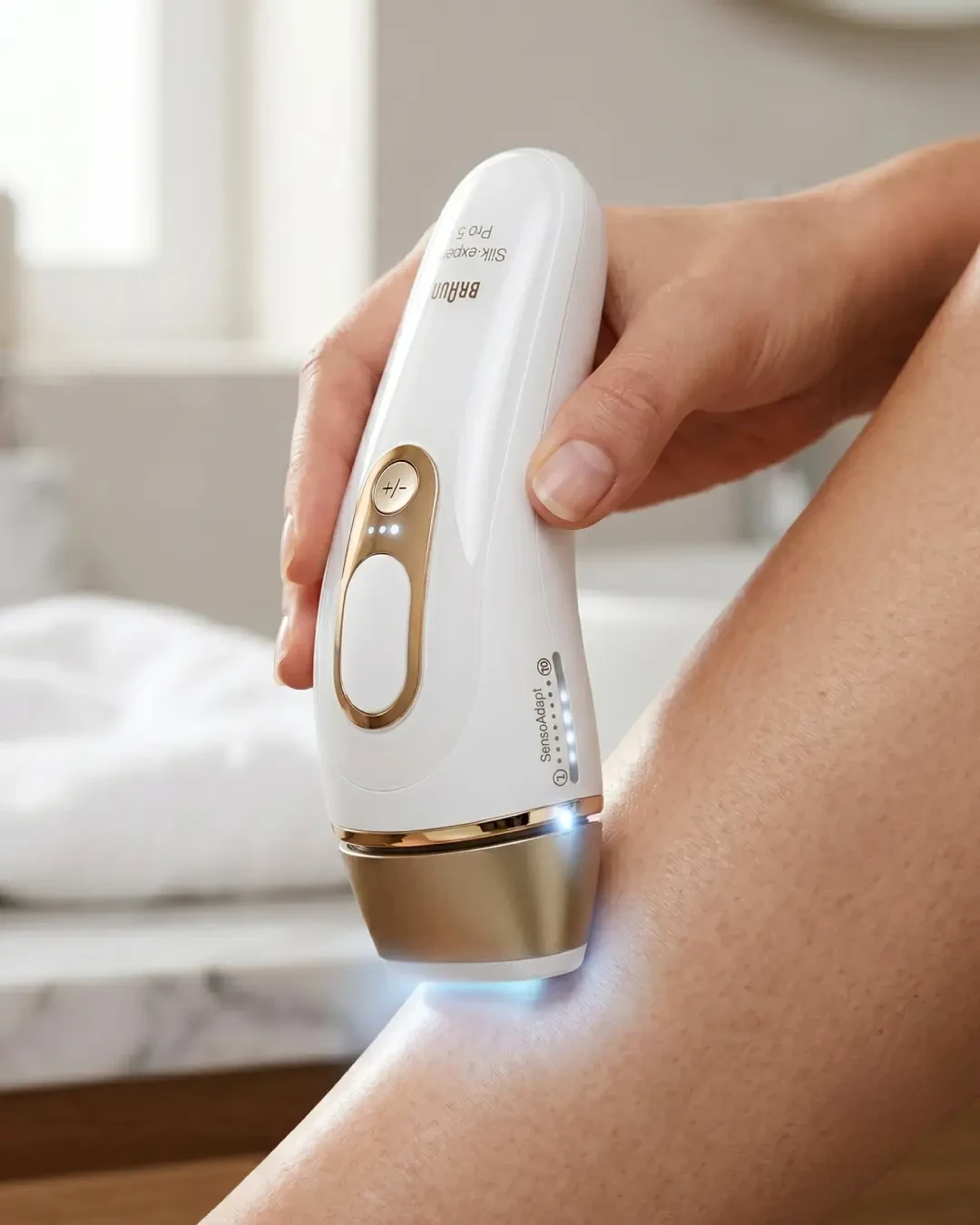 Braun Silk Expert Pro 5 im Einsatz am Bein, das Behandlungsfenster gibt einen blauen Lichtimpuls ab
