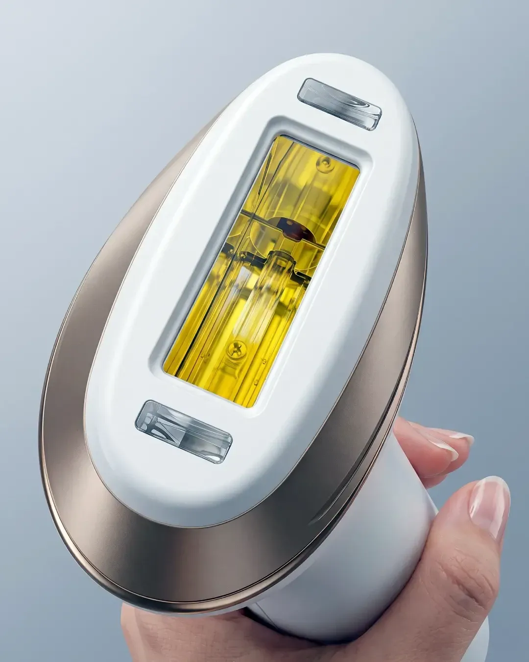 Nahaufnahme des Lichtfensters und der gelb leuchtenden Blitzlampe eines IPL-Geräts