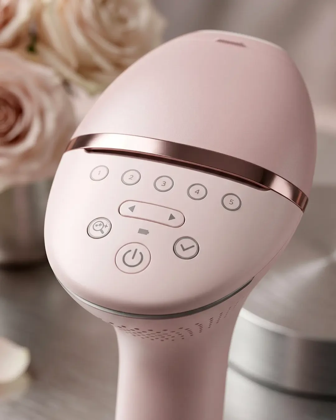 Bedienfeld der Philips Lumea 9000 in Nahaufnahme mit fünf Intensitätsstufen und SenseIQ-Tasten