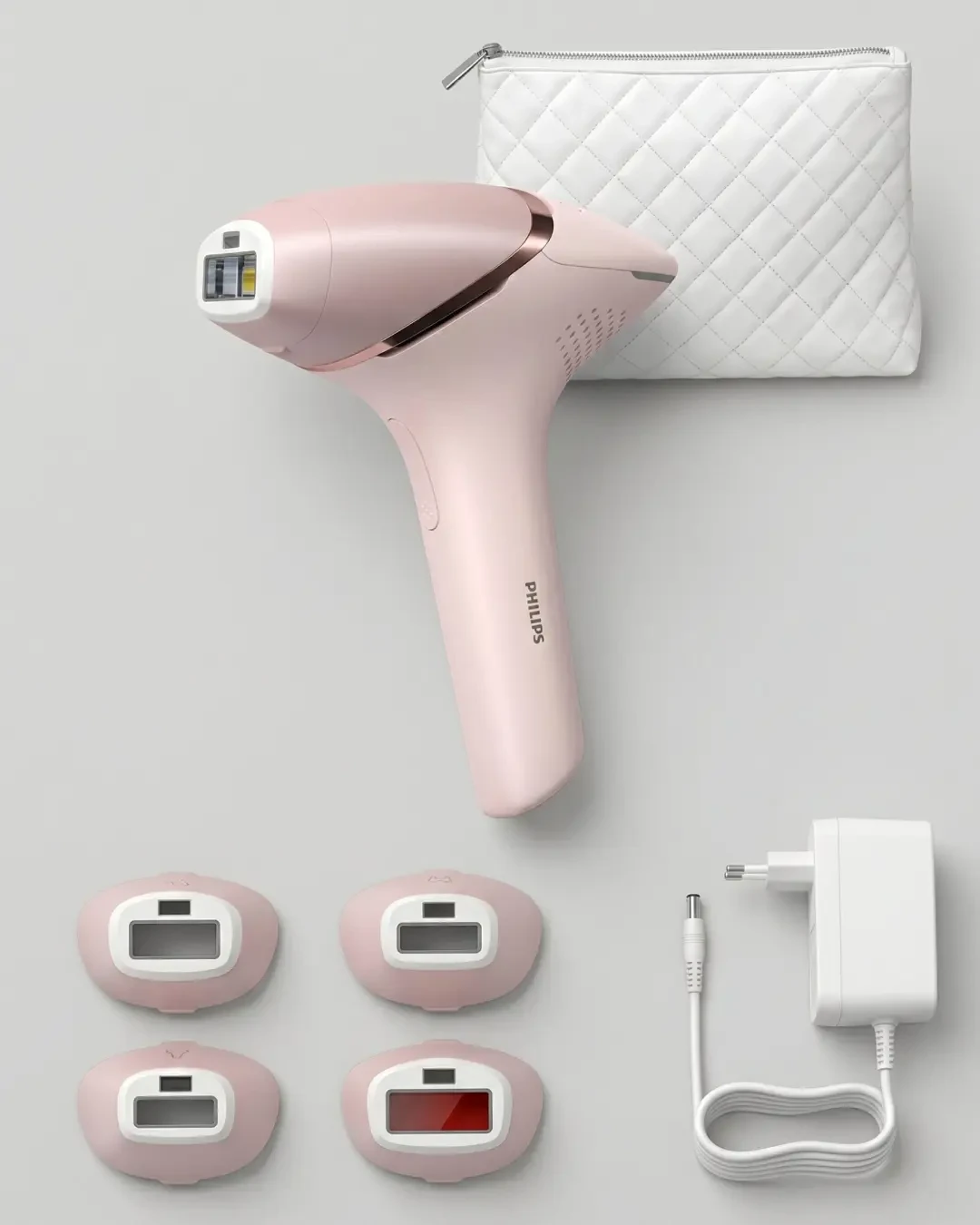 Lieferumfang der Philips Lumea 9000 mit vier Aufsätzen, Aufbewahrungstasche und Netzteil