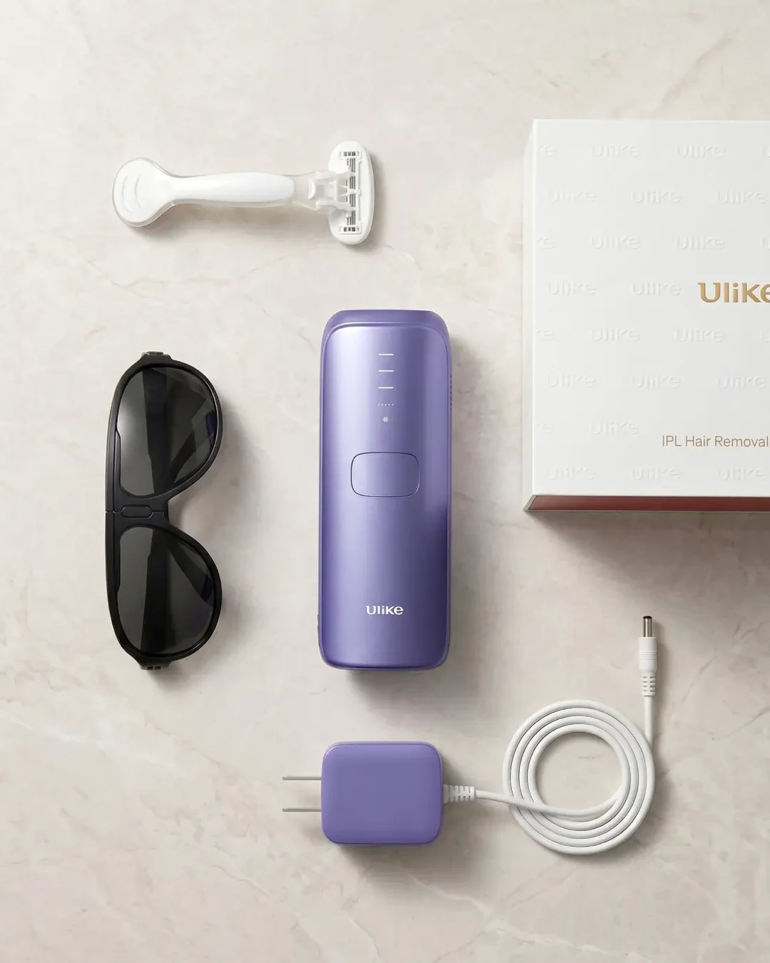 Lieferumfang der Ulike Air 3 mit Rasierer, Schutzbrille, Netzteil und Verpackung